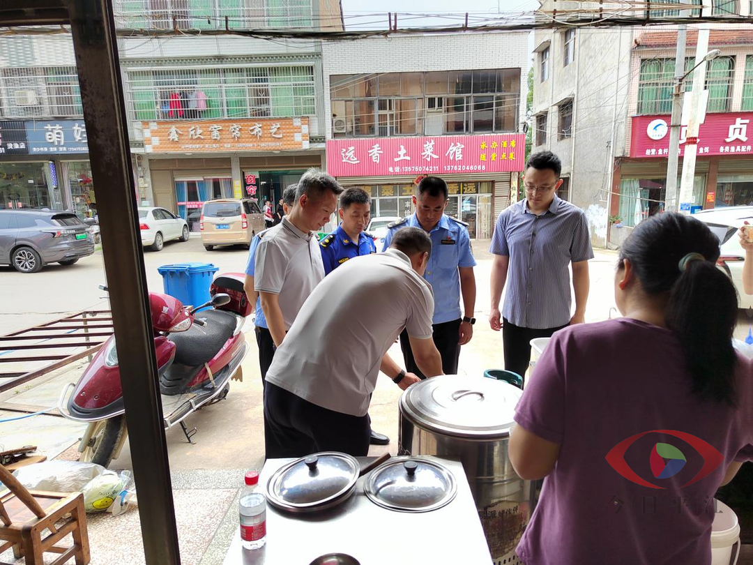 鲁勇到三市镇督导燃气安全和食品安全工作