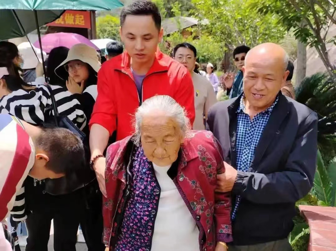 文明旅游新风景 假期出行欢乐多