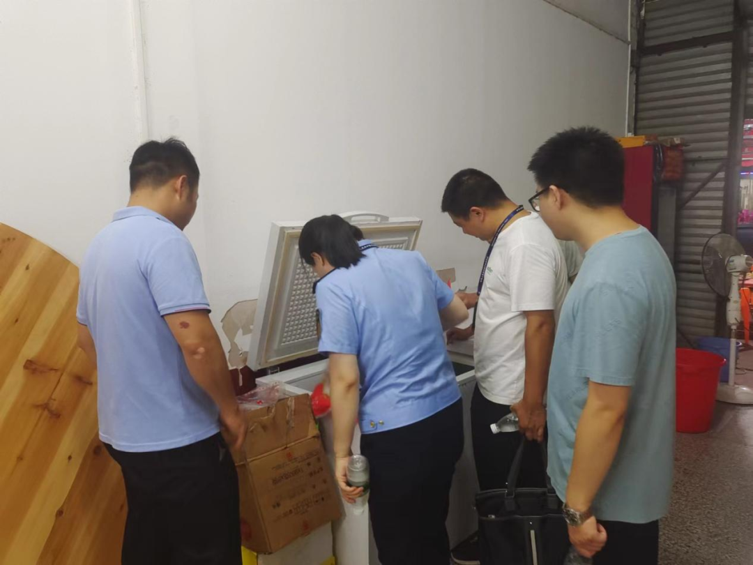 梅仙镇开展夜宵餐饮突击检查，守护“舌尖上的安全”