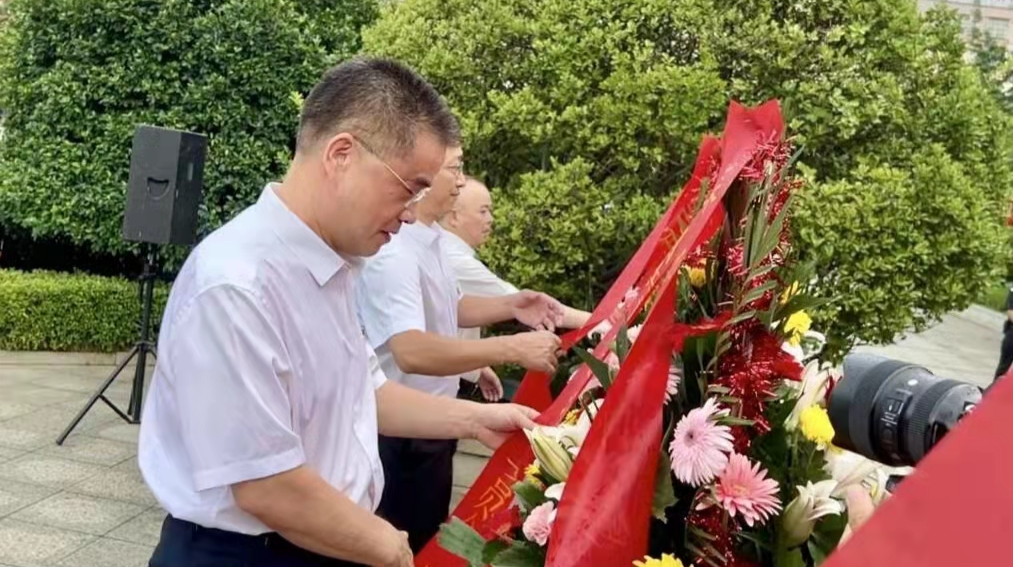 纪念平江起义95周年①|我县举行向彭德怀同志铜像敬献花篮仪式