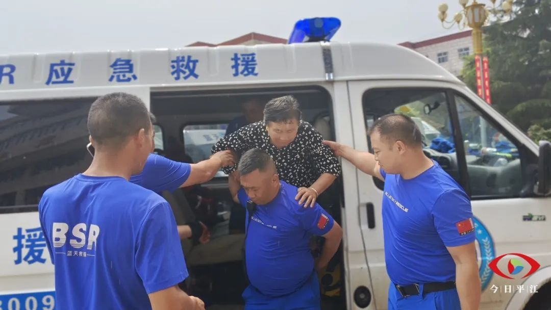 紧急驰援！平江蓝天救援队从北京转战涿州