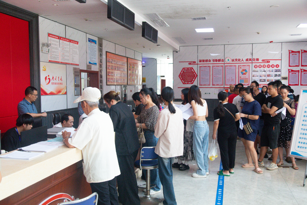 汉昌街道：  优化营商环境，让流动摊贩持证上岗