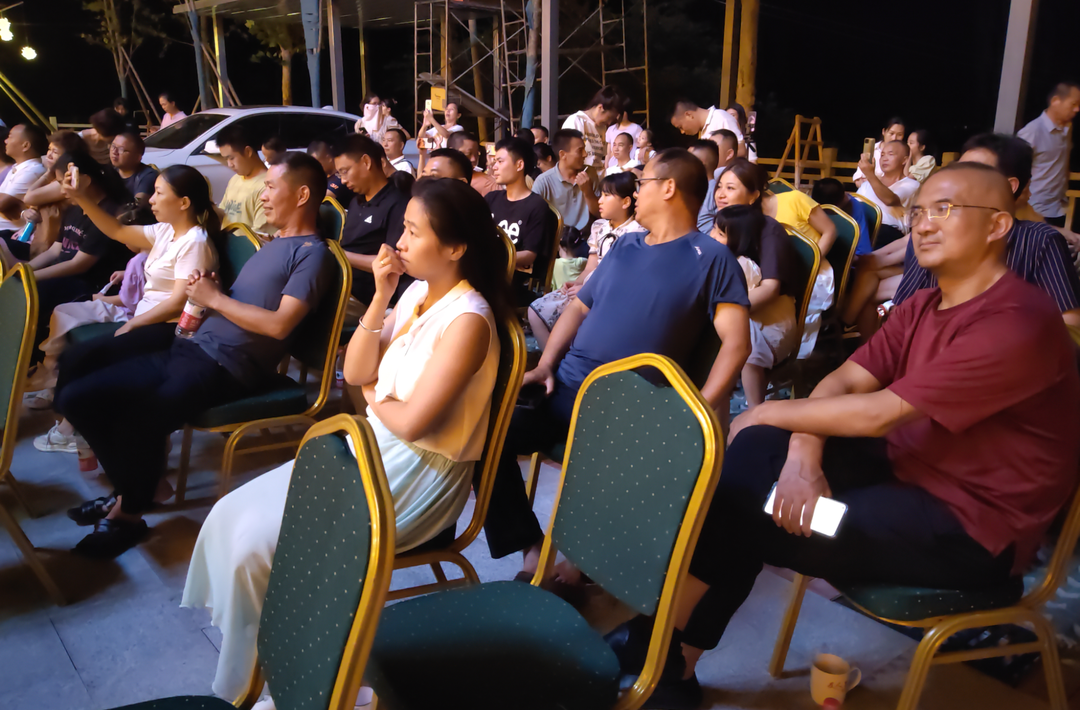 萨克斯乡村音乐演奏会在白寺村上演