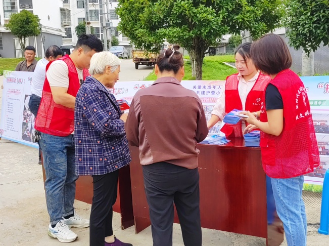 长寿镇开展“利剑护蕾+禁毒反邪教+信访工作条例”系列集中宣传活动