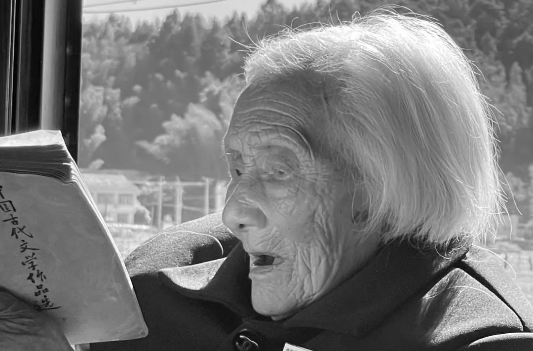 9月18日，102岁的她在家中安祥辞世