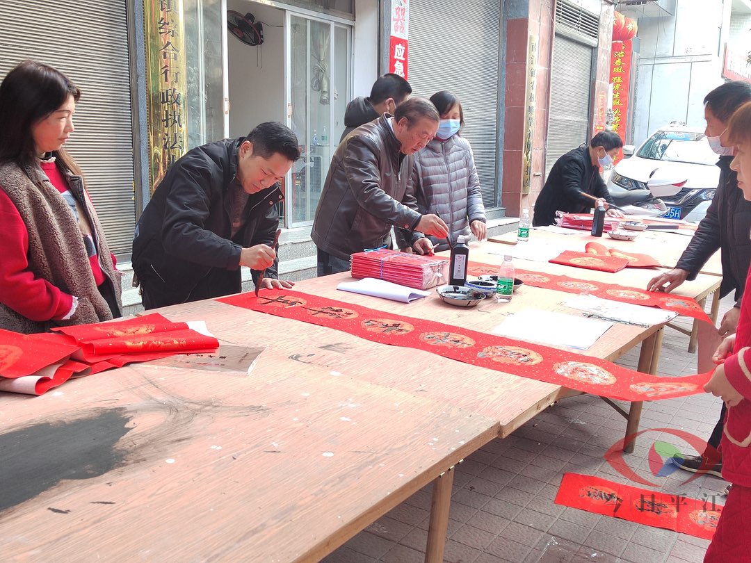 南江镇：福赠春联祈平安，奋笔挥毫迎新春