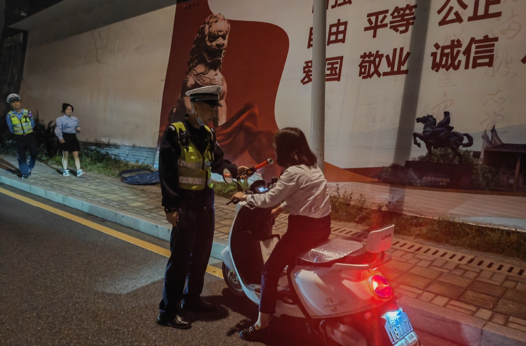 县交警大队开展酒驾夜查整治行动