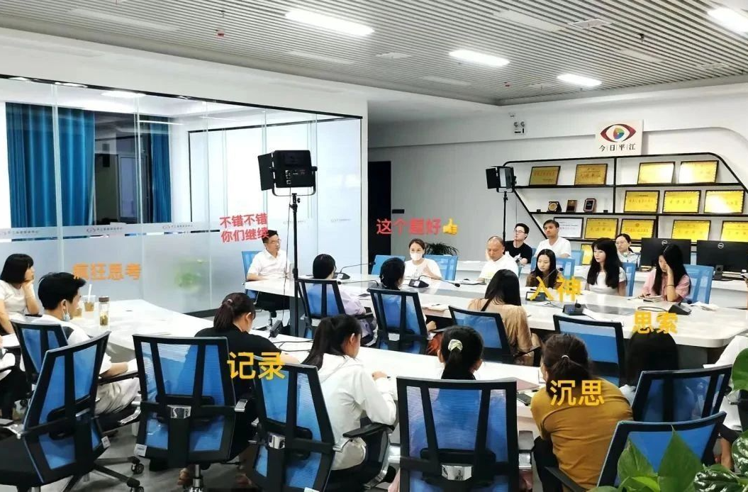 这是我们的日常~记者同志，节日快乐！
