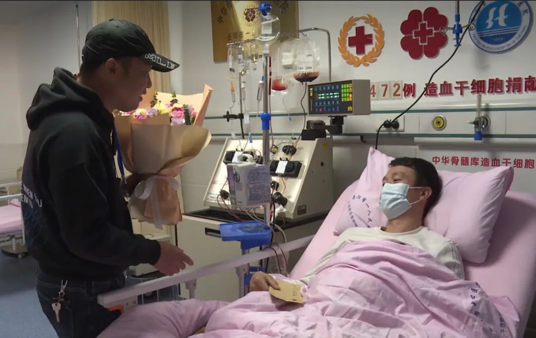 平江货车司机完成了一次特别的“运输”