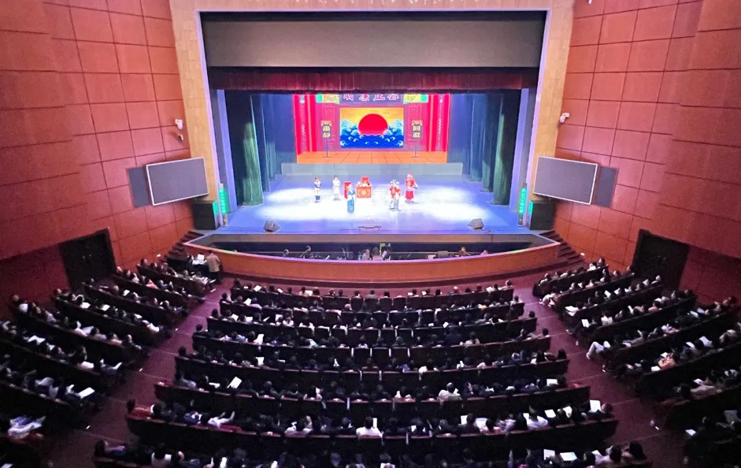 岳阳市首届廉洁家风主题戏曲集中观演活动昨晚正式举行