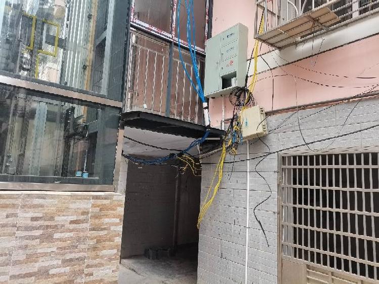 临江小区5栋2单元强电电线存在安全隐患