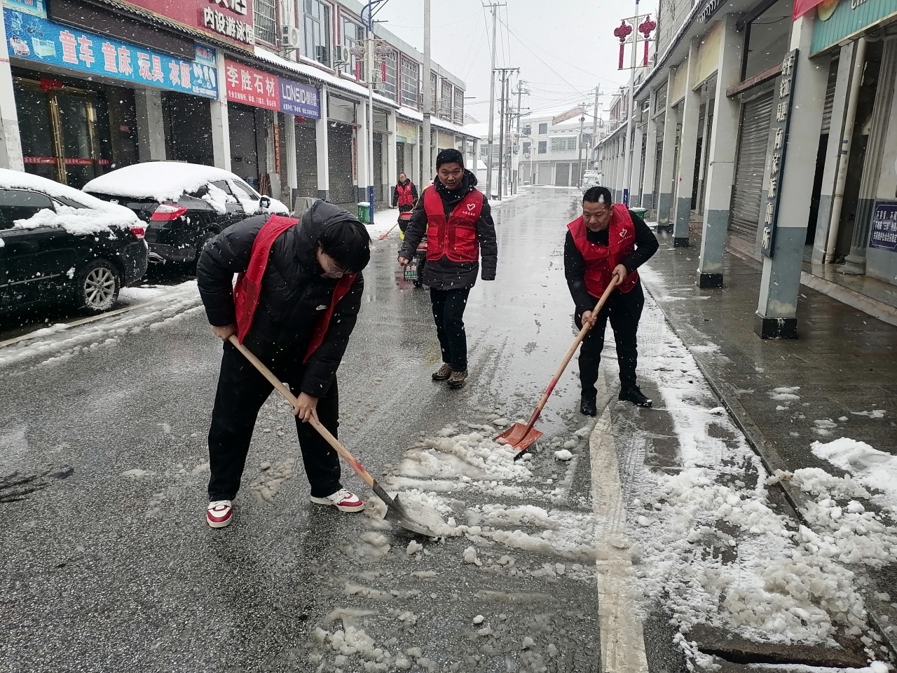 以“动”制“冻”——党员干部聚合力，扫雪铲冰畅出行