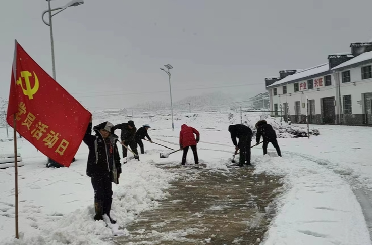 福寿山镇的雪景中，他们是最靓丽的风景线.....