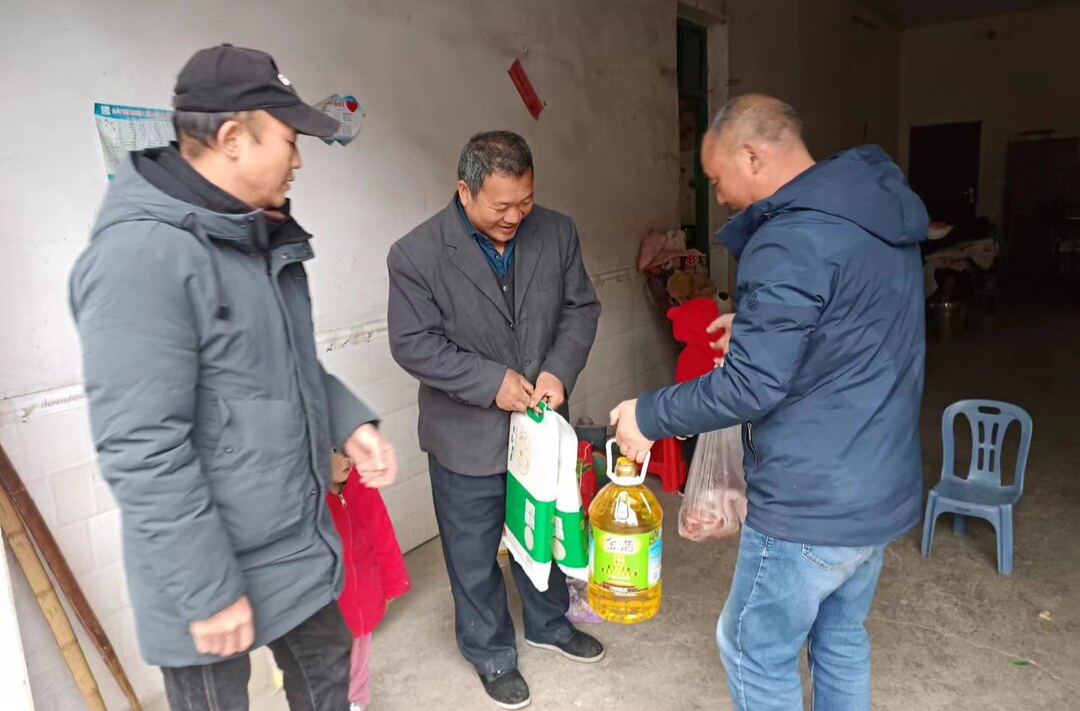 岁末走访送关怀 春节慰问暖民心 ——余坪镇开展春节前走访慰问活动