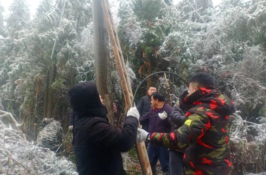 余坪镇：风雪中的最美“风景线”