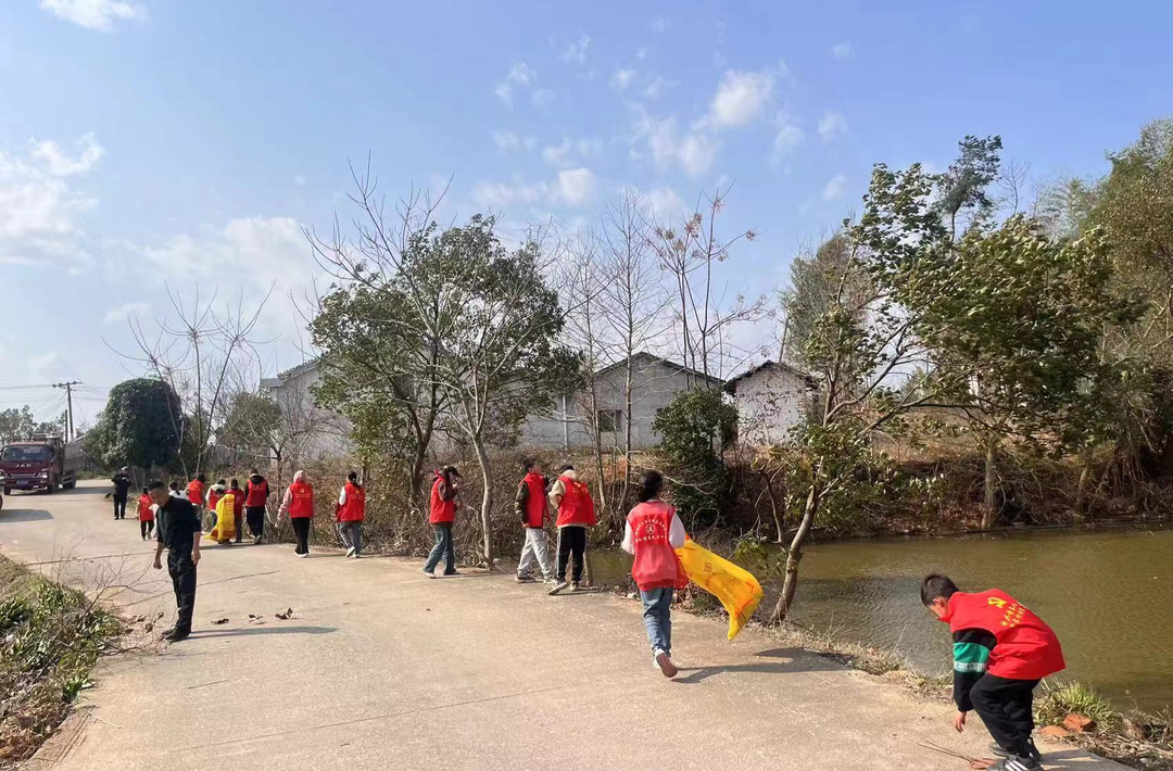 “志愿红”牵“小手” 文明扮靓幸福家园