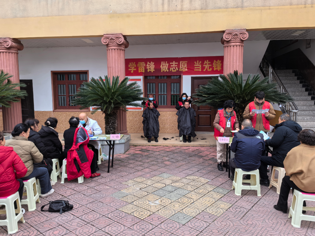 免费理发、义诊、健康咨询，汉昌街道碧潭社区形式多样学雷锋