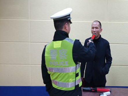 严作风，筑底线！长寿镇对干部职工开展酒精测试突击检查