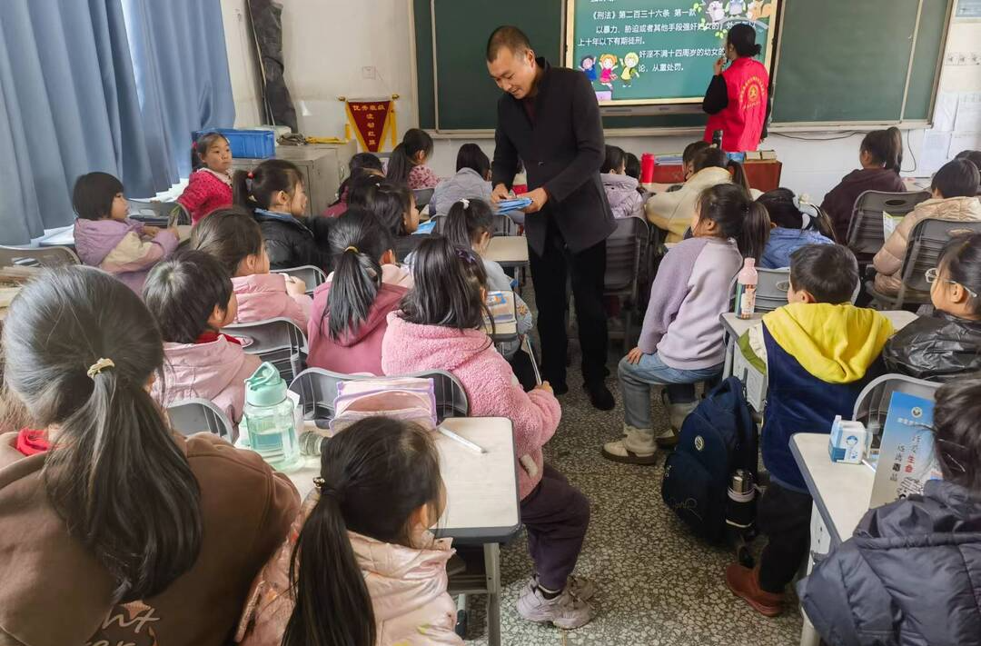 余坪镇开学第一课——禁毒知识进校园，护航青春助成长。