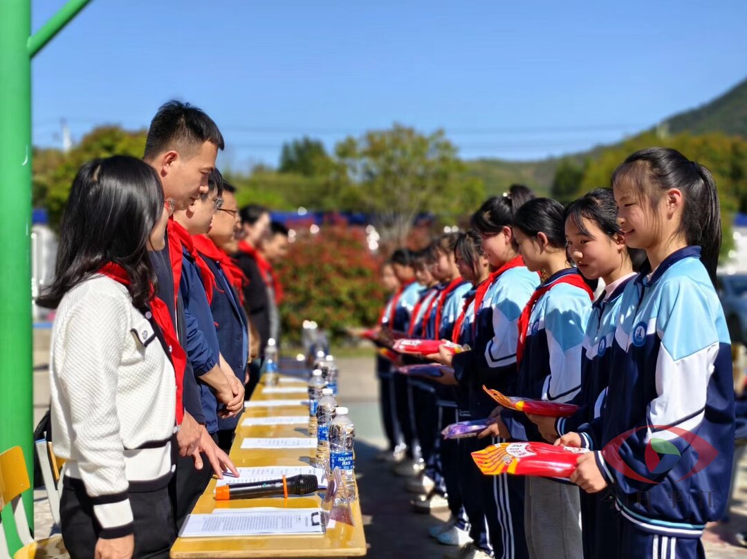 平江县丹桂园党建引领居民志愿服务助学帮扶：“丹桂”香气透乡村，捐资助教显真情