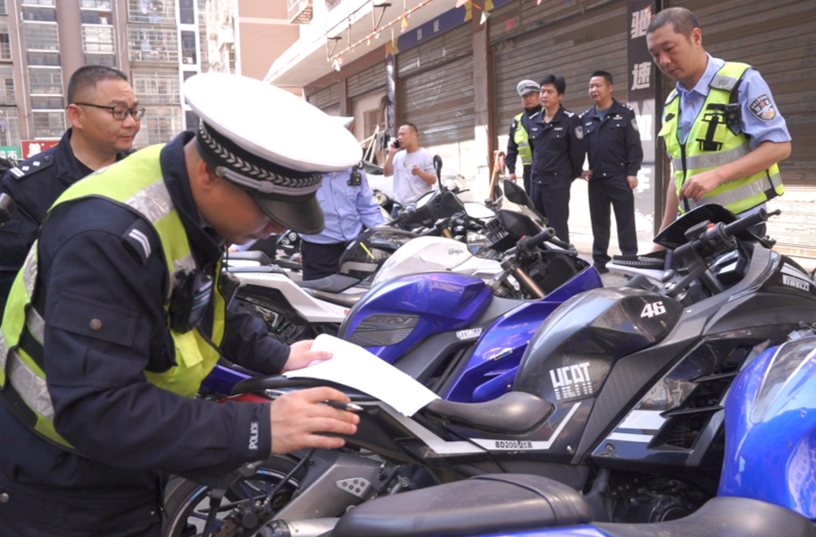 县交警大队联合多部门开展摩托车“飙车炸街”源头打击综合整治行动