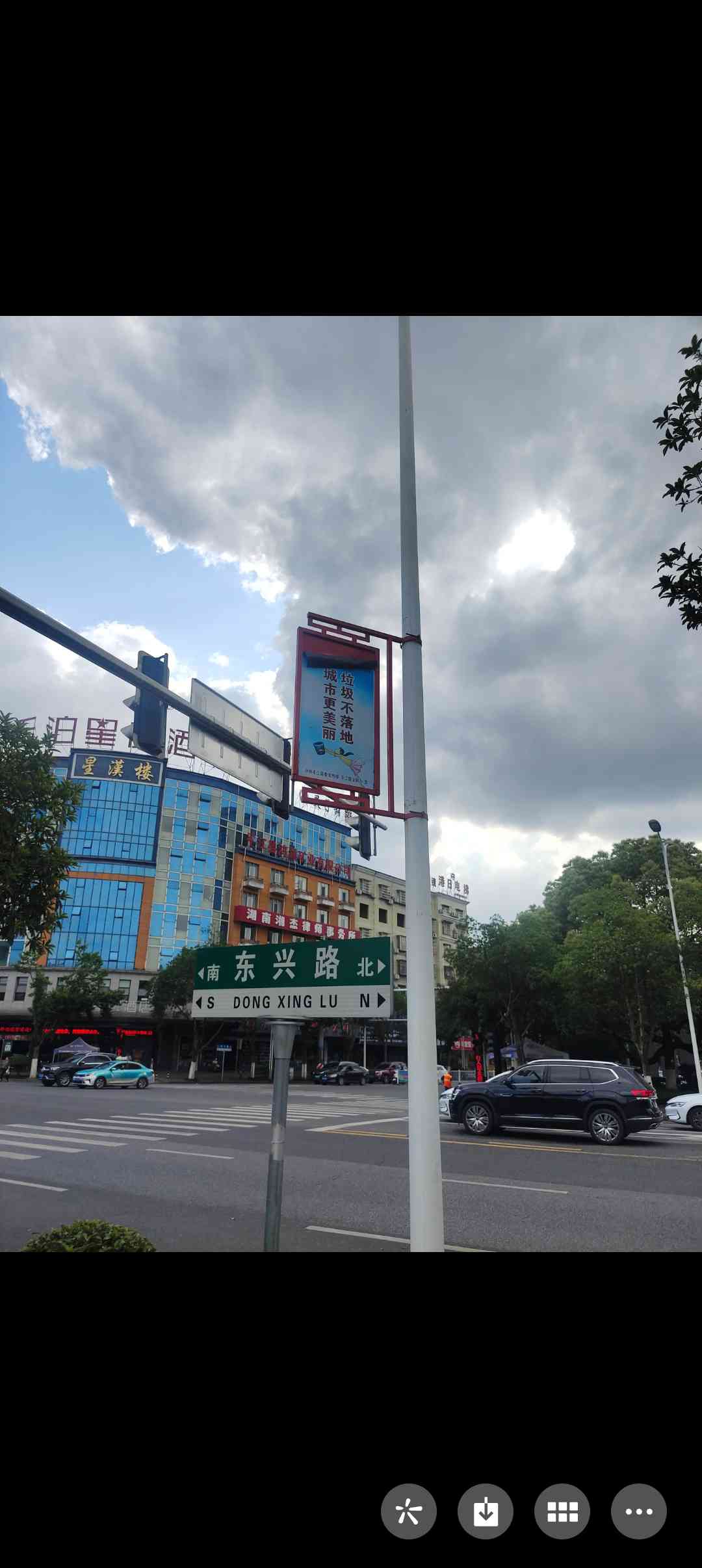 公益广告牌脱落