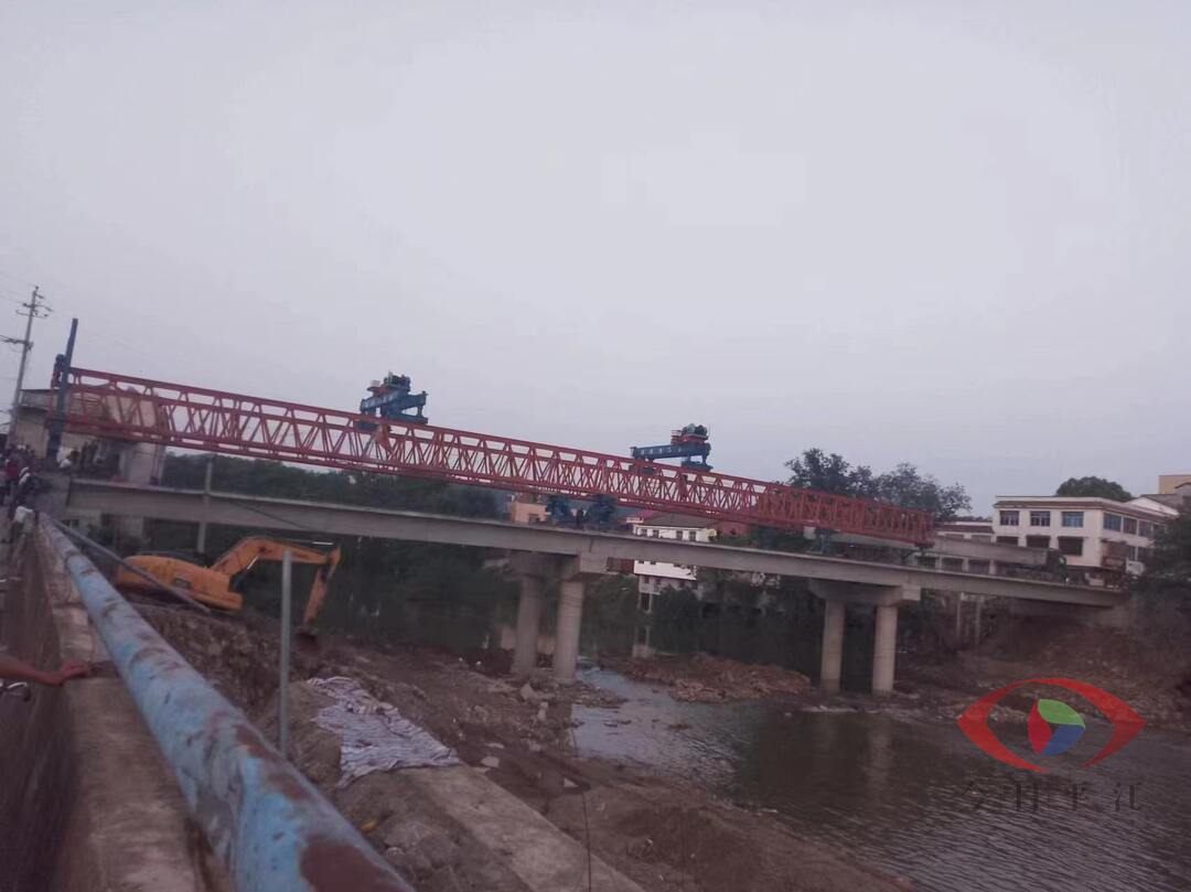 平江县三市镇三市桥顺利完成预制箱梁架设作业