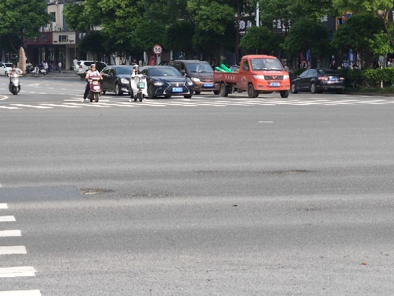 平江大道路面破损