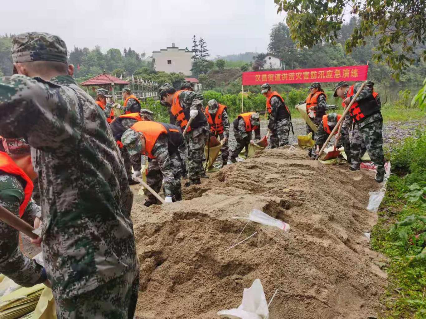 汉昌街道：以“练”备汛， 开展防汛应急演练活动