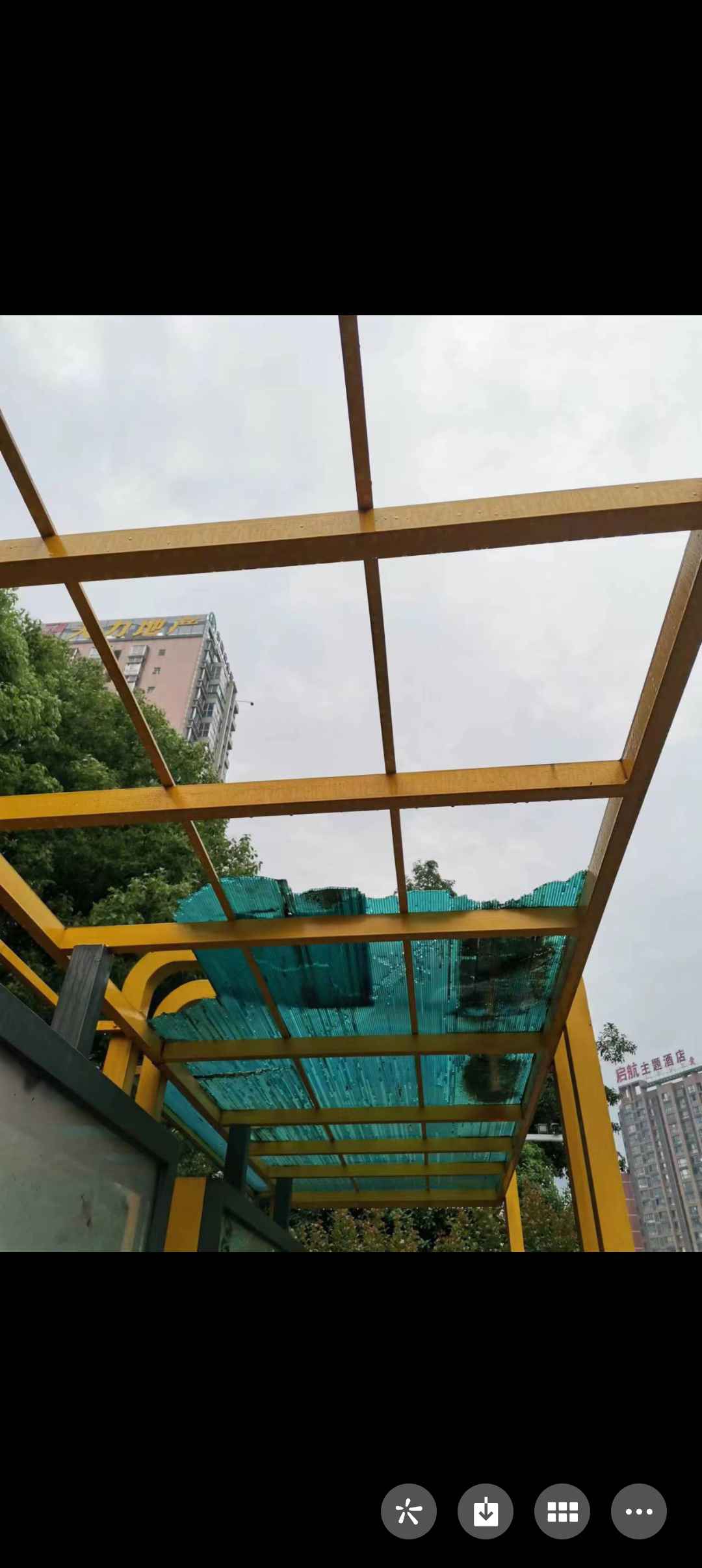 公交车站台损坏