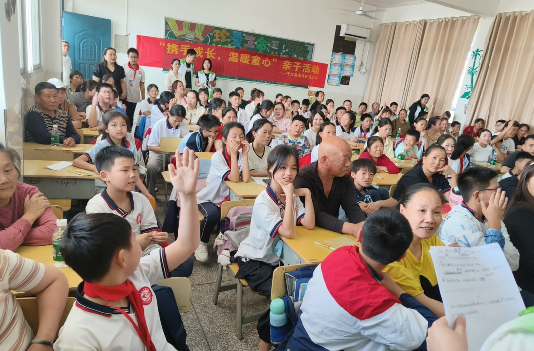 东片区社工开展“携手成长，温暖童心”之家庭亲子活动