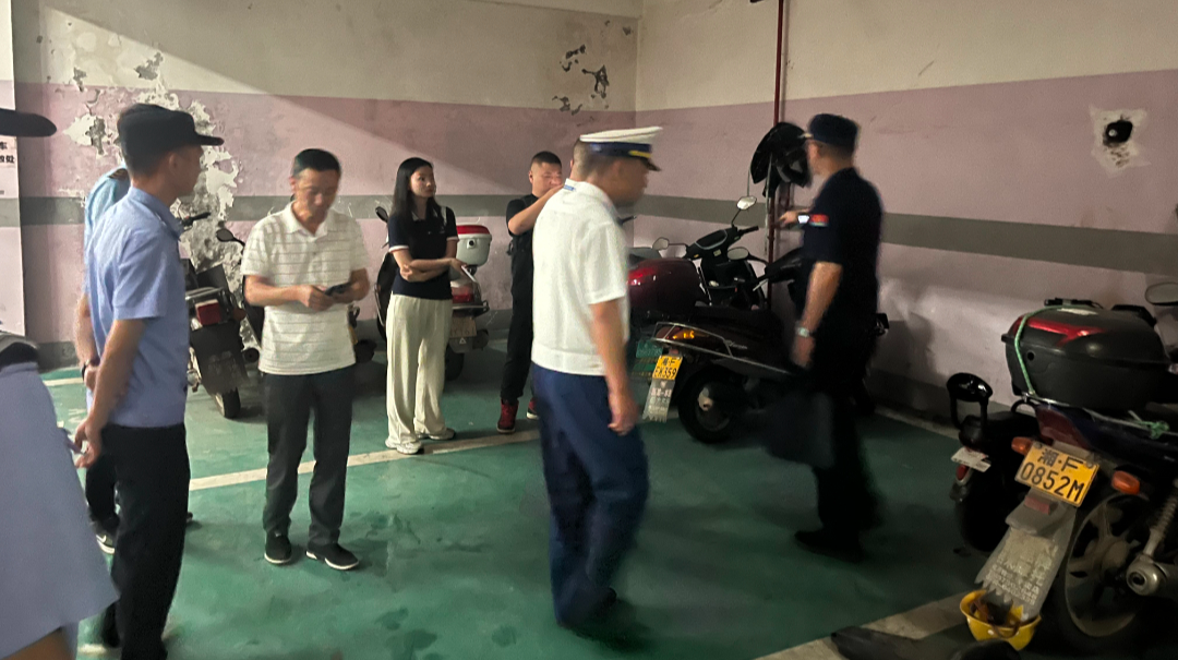 ​联合行动，突击夜查  ——平江县住建局联合多部门开展电动自行车、电动摩托车安全隐患集中夜查行动