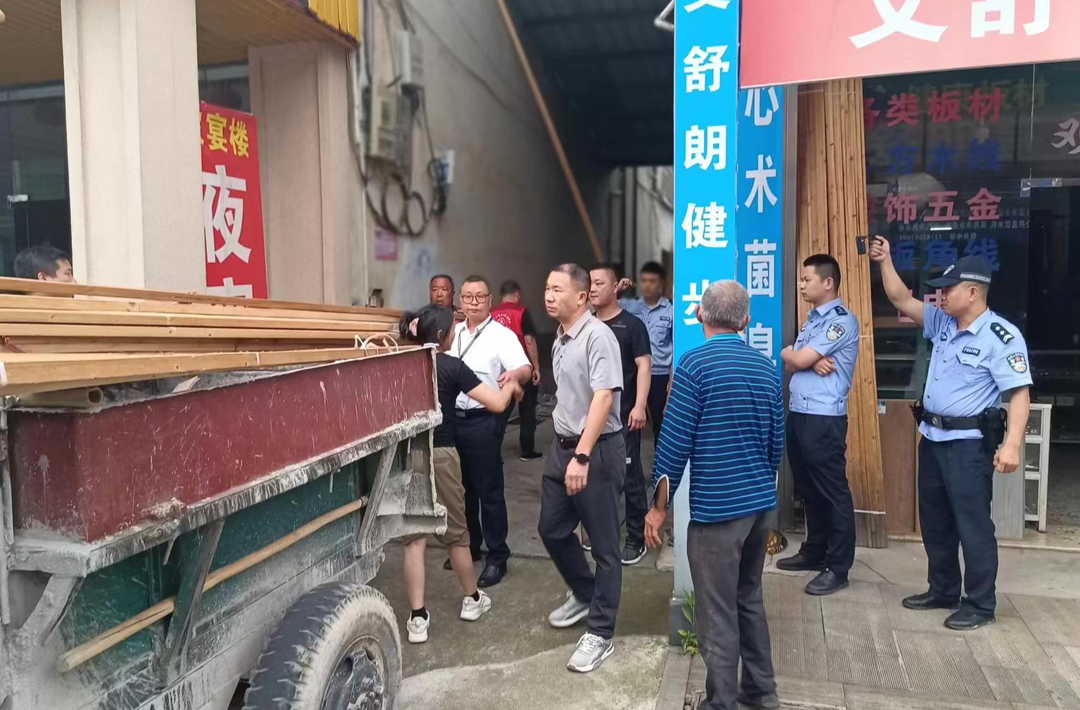 “雷霆清障，打通生命通道”——向家镇联合多部门开展消防安全专项整治行动