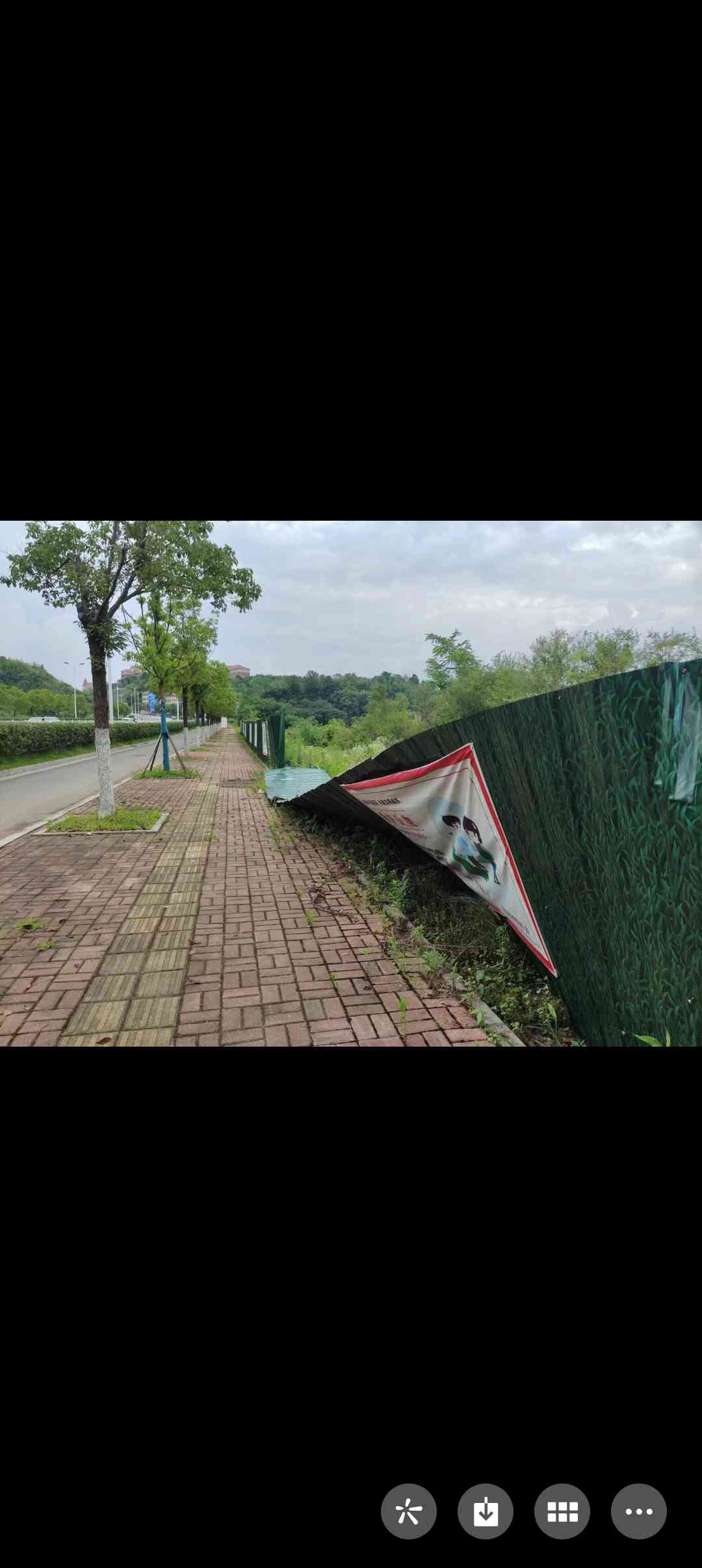 公益广告围挡破损