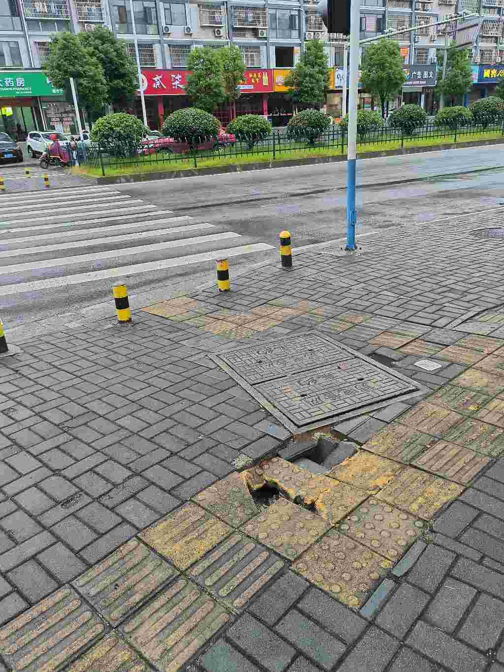 甲山西路甲山西路红绿灯路口北面养天和大药房对面人行道破损