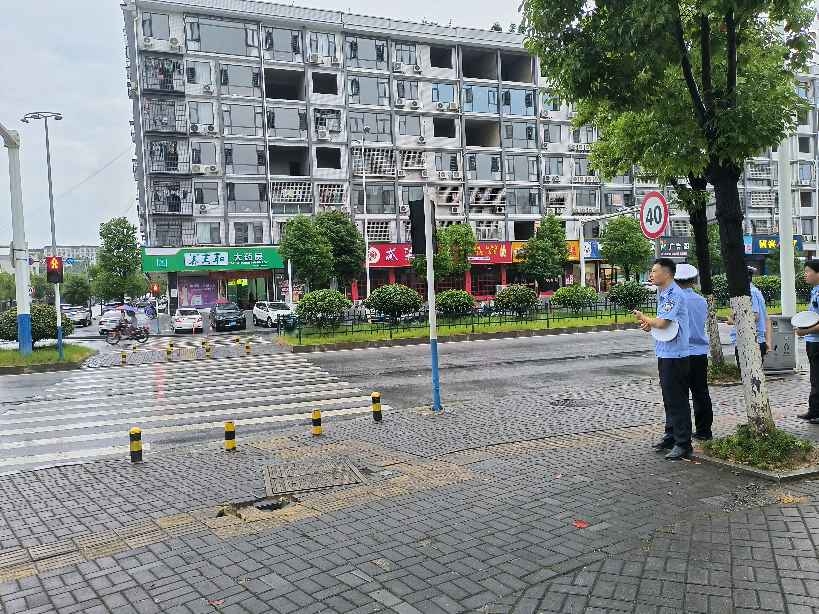 甲山西路甲山西路红绿灯路口北面养天和大药房对面人行道破损
