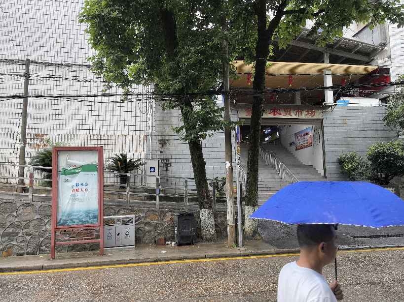 人民医院站台里面的布破损