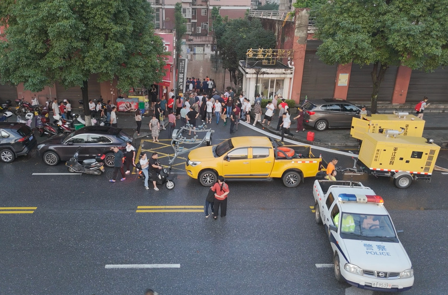 全力打好防汛攻坚战 ：县水利局应急排涝车高效出击