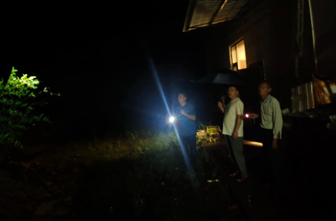 暴雨中的守护真暖心！梅仙镇办村干部奋战防汛救灾一线纪实