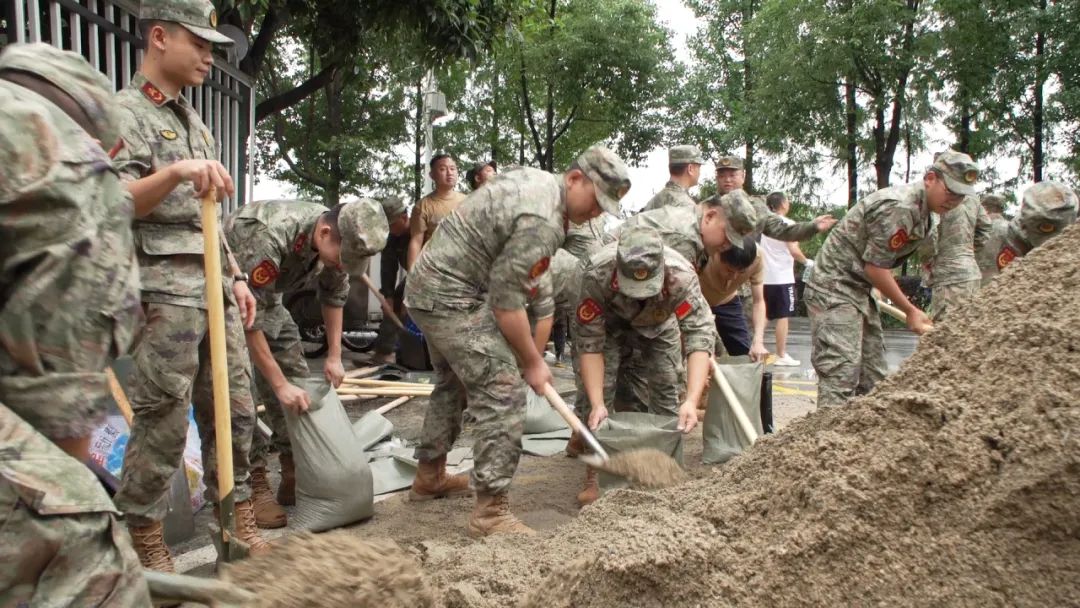 冒雨奮戰(zhàn)！4小時筑起80余米子堤