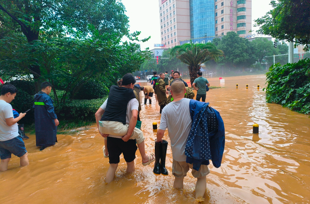 风雨同心，战在一线 ｜平江县住建局党员干部防汛抢险勇当先锋
