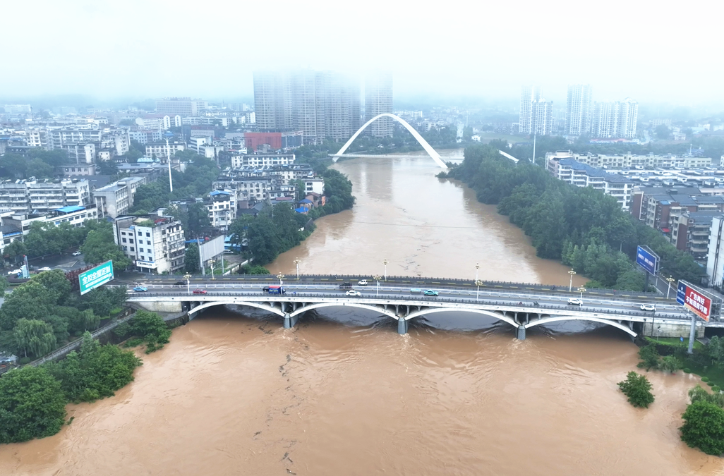 风雨同舟，防汛抗灾，齐心协力共渡难关