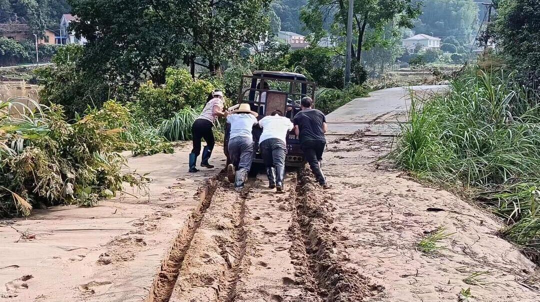 众志成城齐上阵 灾后重建显温情