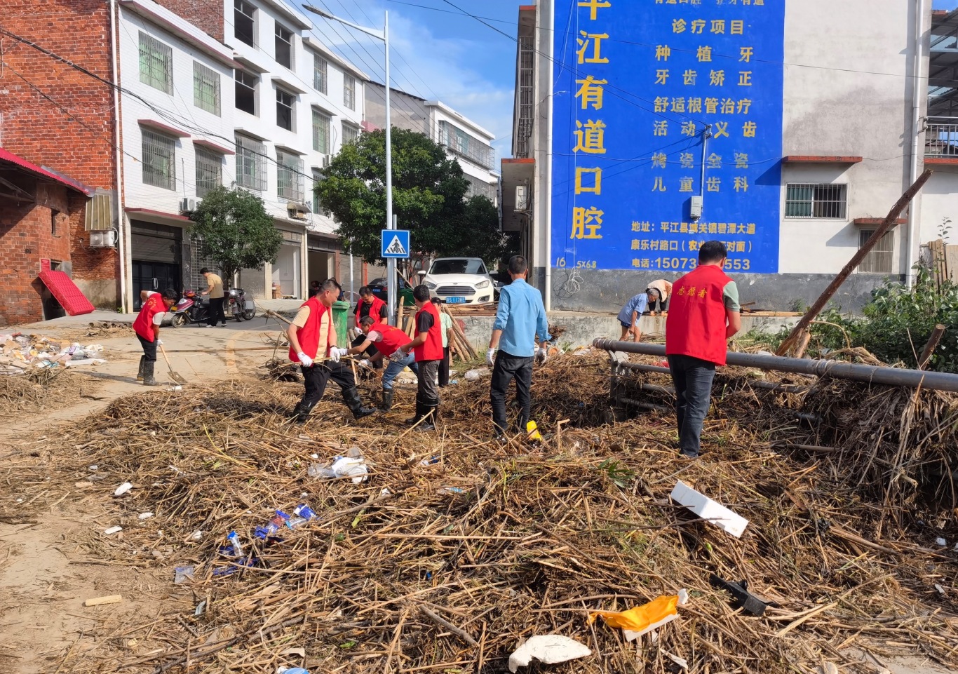 【余坪镇防汛救灾记实系列四】全力以“复”，共护家园！余坪镇积极组织开展清淤消杀行动