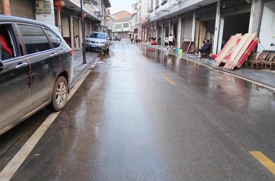 【三市镇防汛救灾系列报道七】心手相连，风雨同舟--三眼桥社区开展灾后清淤行动