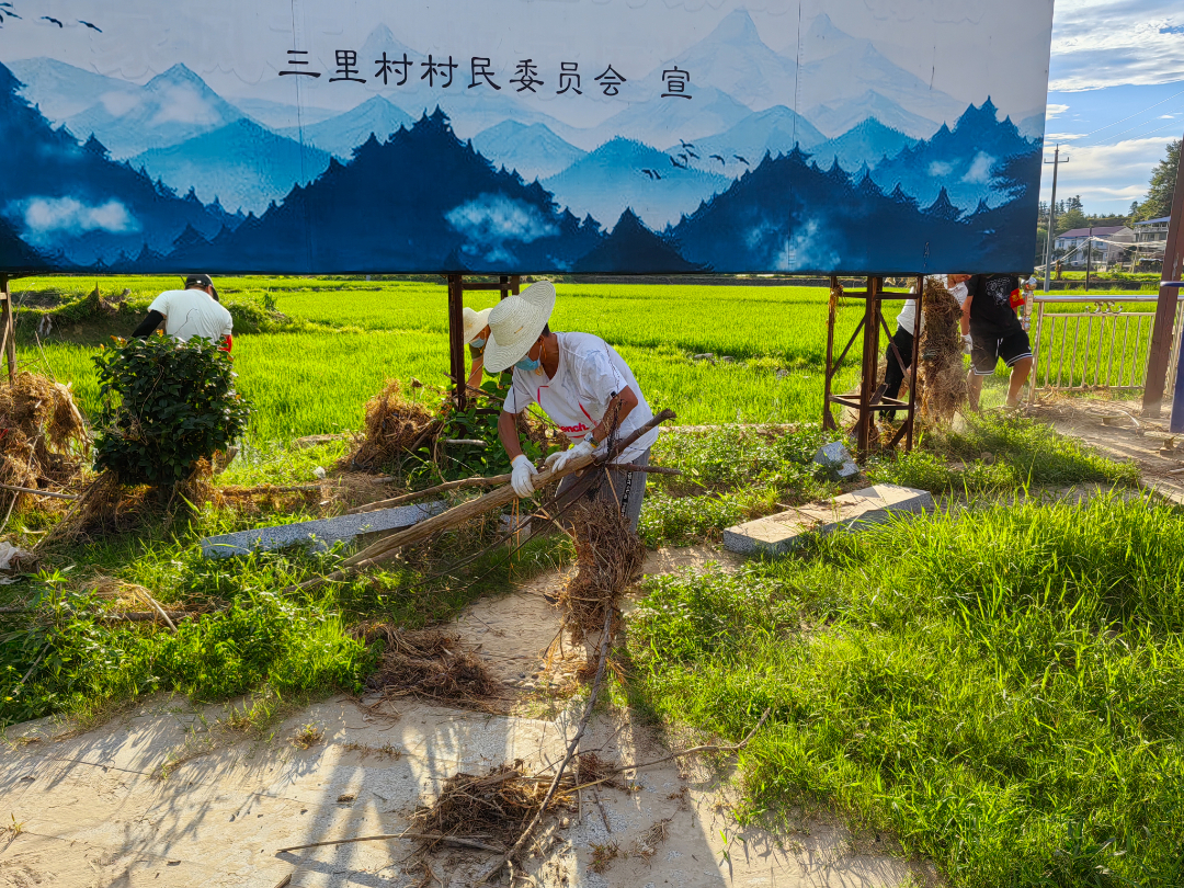 团结协作你我他 灾后重建靠大家——梅仙镇三里村积极开展灾后自救行动