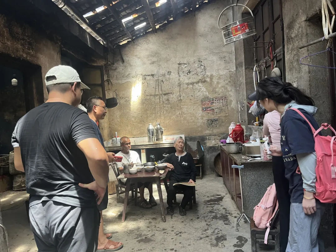 浯口镇中心小学：酷暑送爱心 浓浓助学情