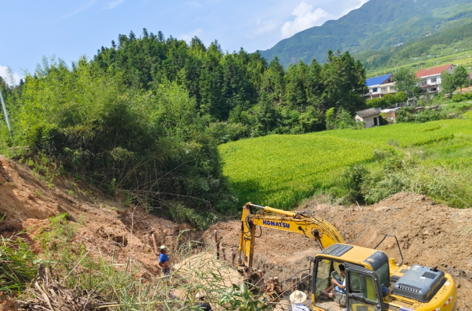【四色党建·深化蓝色治理】文昌村：不等不靠！ 党群齐心修复幸福路