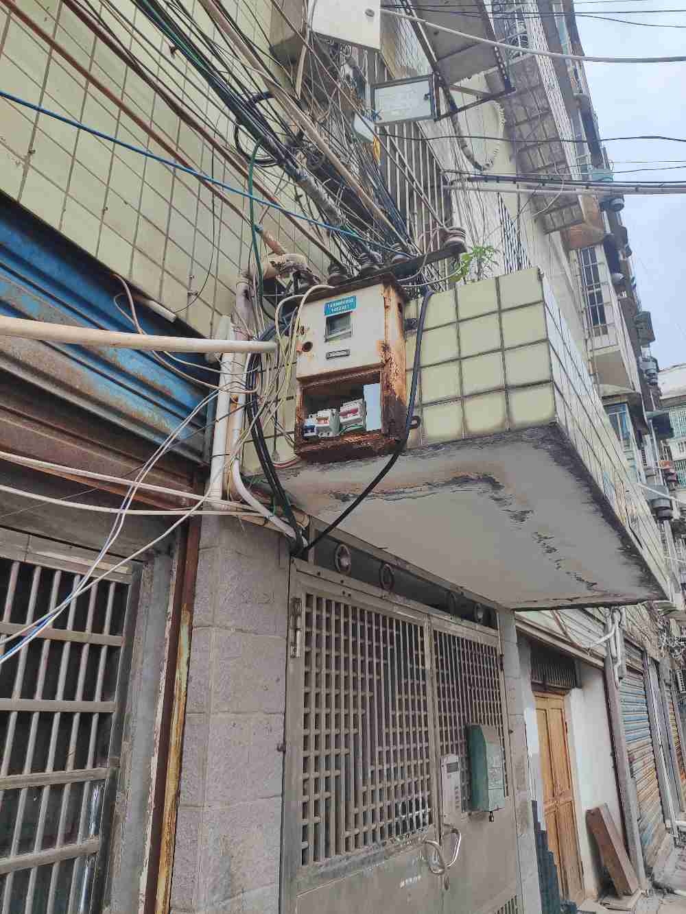 电箱损坏，开关裸露在外不安全