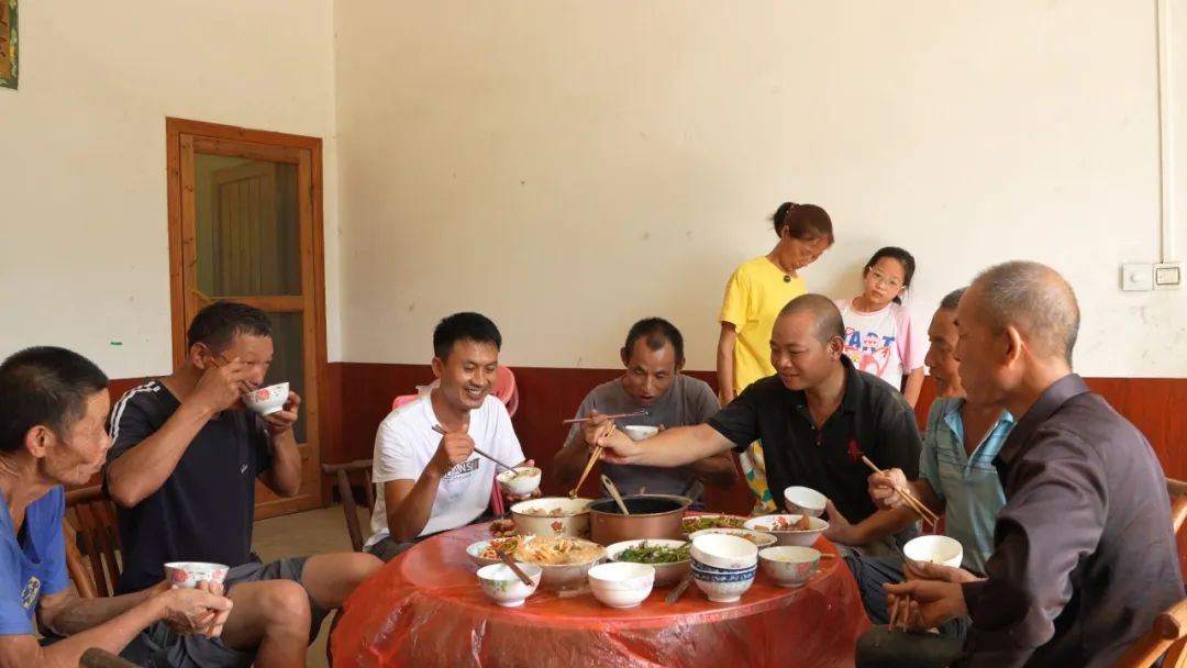 “路修到哪，飯就吃到哪！”余坪鎮(zhèn)災(zāi)后恢復(fù)重建見(jiàn)聞